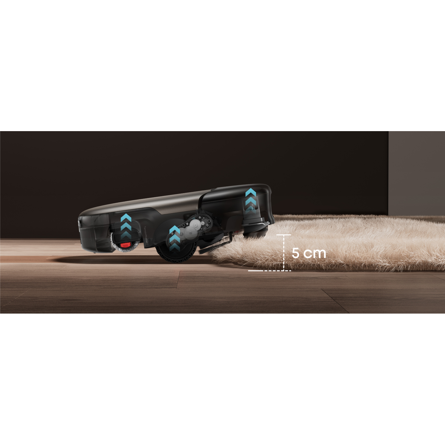 Un robot aspirateur sur un tapis de 5 cm de haut.