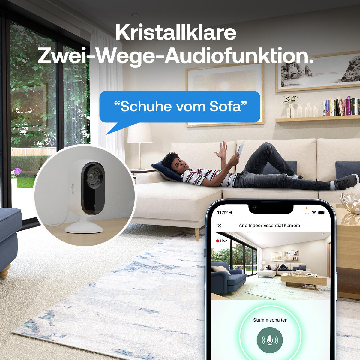 Ein Mann liegt auf einem Sofa, während eine Kamera-App eine Live-Ansicht des Raumes zeigt.