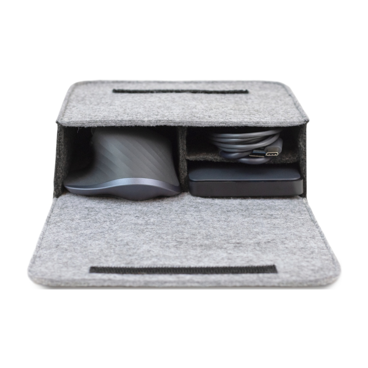 Un organizer in feltro grigio contiene un mouse per computer grigio scuro e un cavo USB-C arrotolato con un disco rigido esterno nero.