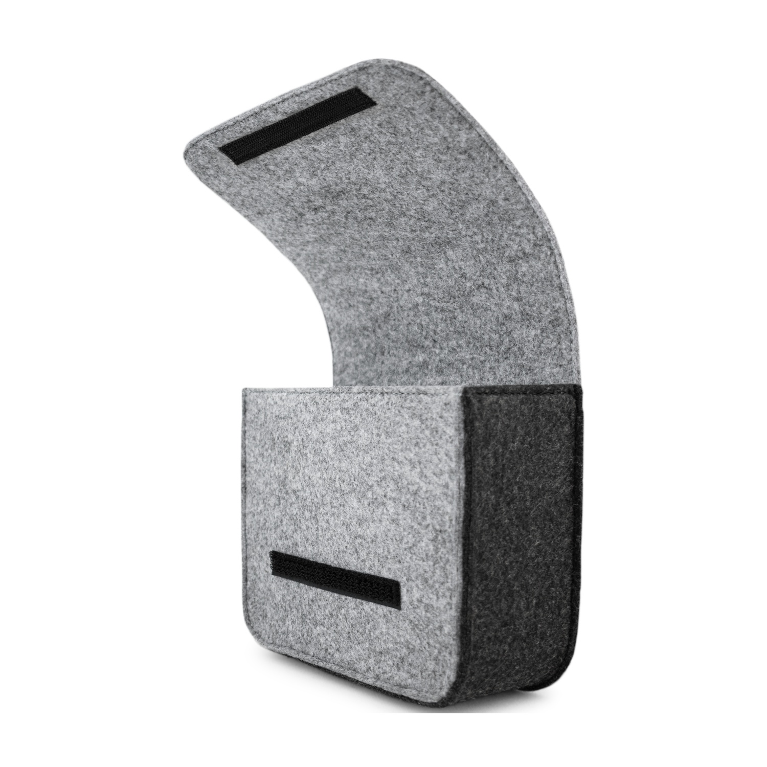 Busta in feltro grigio con chiusura in velcro, aperta.