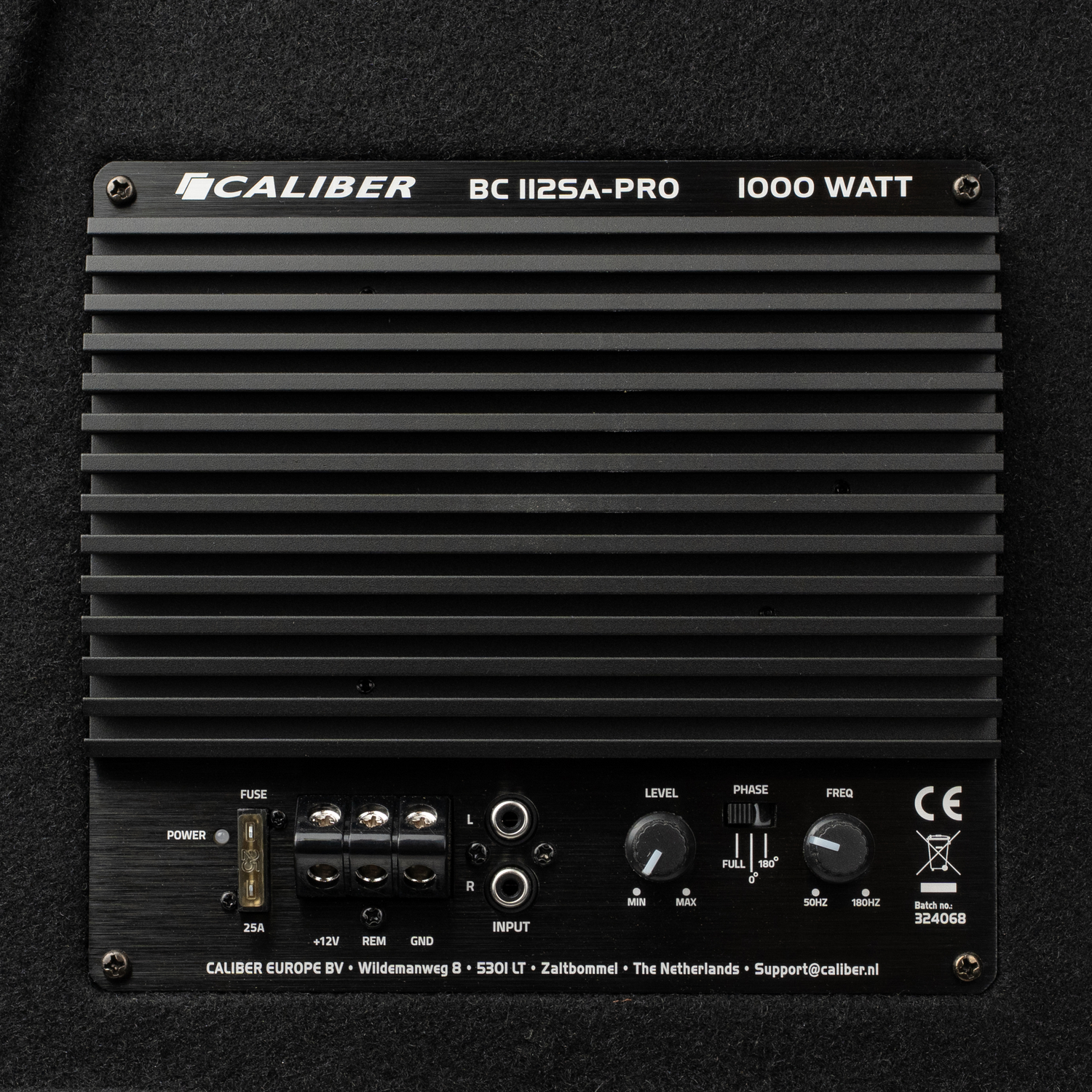 Achterpaneel van een zwarte Caliber BC 112SA-PRO versterker met bedieningselementen en aansluitingen.