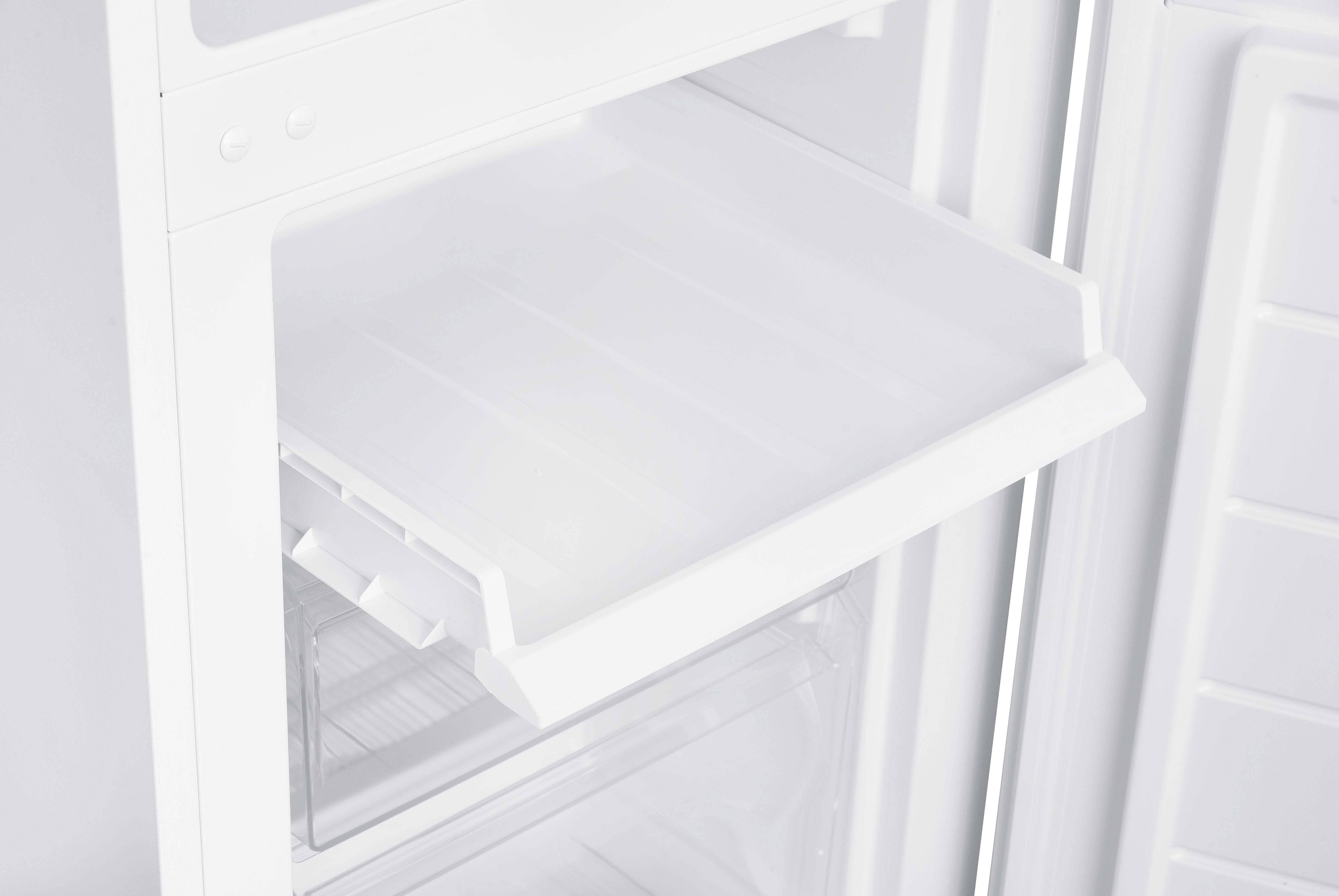 Ein weißer Kühlschrank-Einsatz mit transparentem Fach darunter.