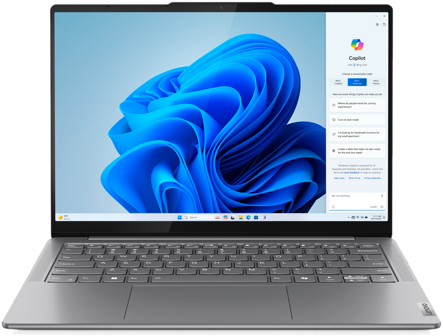 Ordinateur portable affichant Windows 11 avec l'assistant IA Copilot à droite.