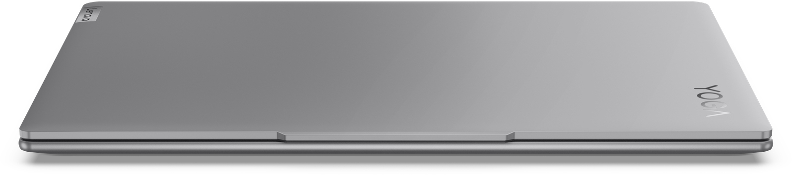 Un ordinateur portable Lenovo Yoga argenté fermé. Le logo Lenovo est dans le coin gauche, YOGA à droite.