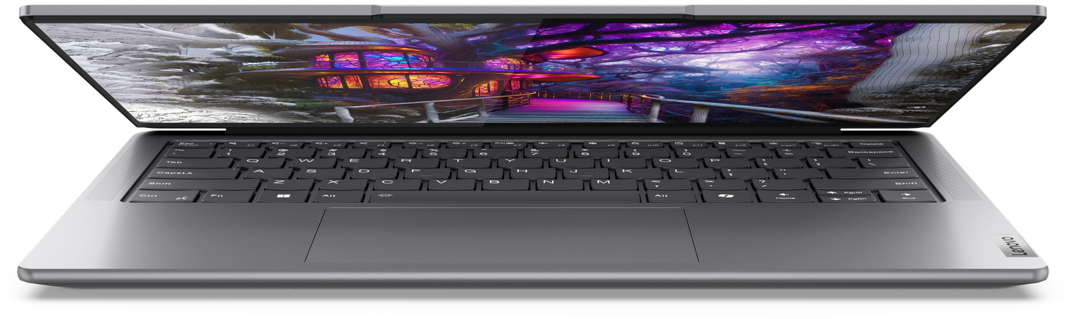 Ordinateur portable Lenovo argenté ouvert affichant une scène de forêt fantastique.