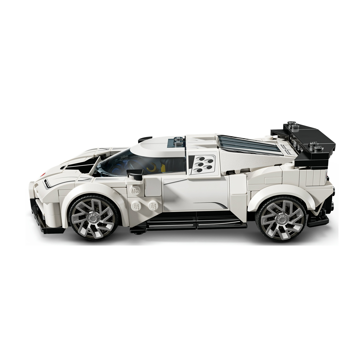 Una macchina sportiva Lego bianca con spoiler nero e ruote argentate è mostrata di lato.