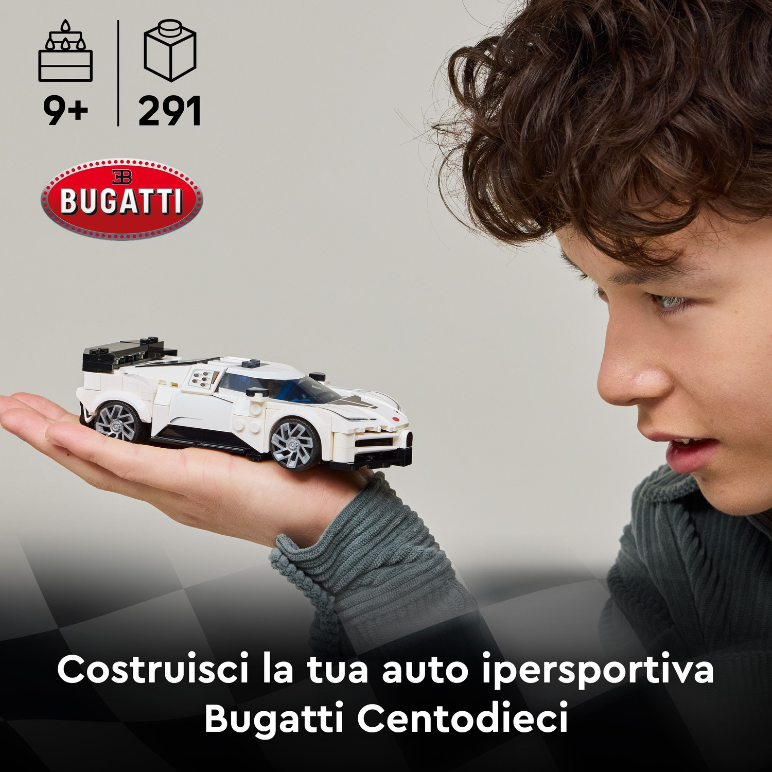 Un ragazzo tiene una Bugatti Lego bianca. Età 9+, 291 pezzi.