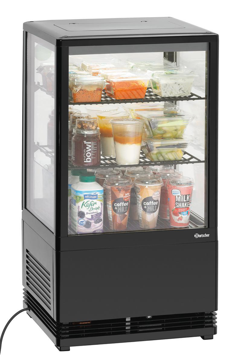 Ein Kühlschrank mit Glastür, gefüllt mit verschiedenen Getränken und Speisebehältern. Enthält Milch, Kefir, Kaffee und Milchshakes.