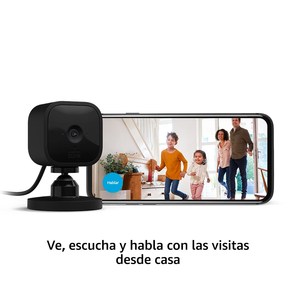 Cámara Blink negra junto a teléfono mostrando familia en interior. Ver, oír, hablar.