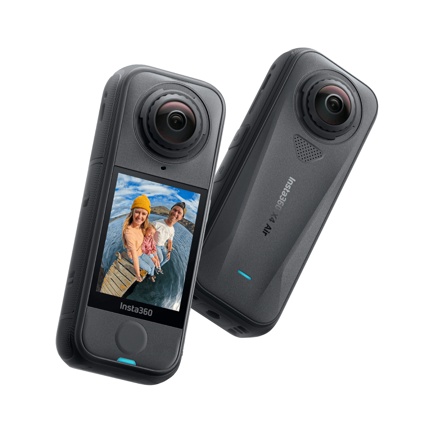 Dos cámaras Insta360 X4 Air sobre fondo negro. Una muestra una familia en un muelle.