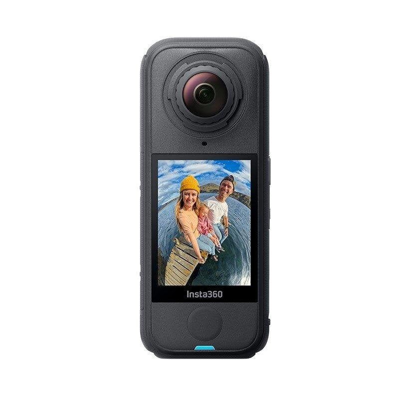 Cámara Insta360 mostrando una familia de tres en un muelle de madera junto al agua.