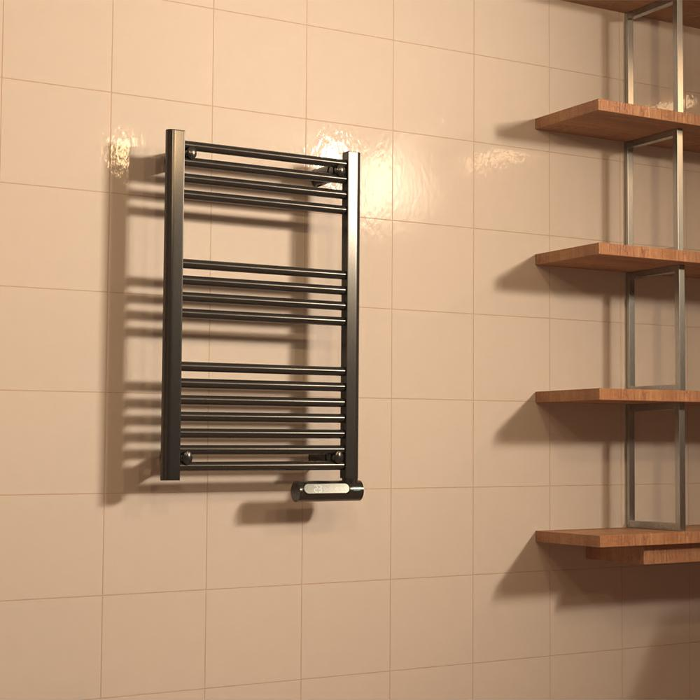 Un toallero metálico oscuro con muchas barras cuelga de una pared alicatada. Estantes de madera a la derecha.