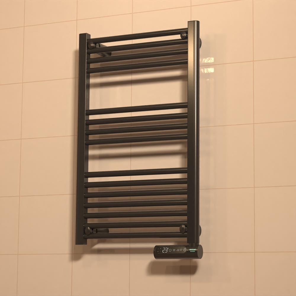 Un toallero oscuro con muchas barras cuelga de una pared alicatada.