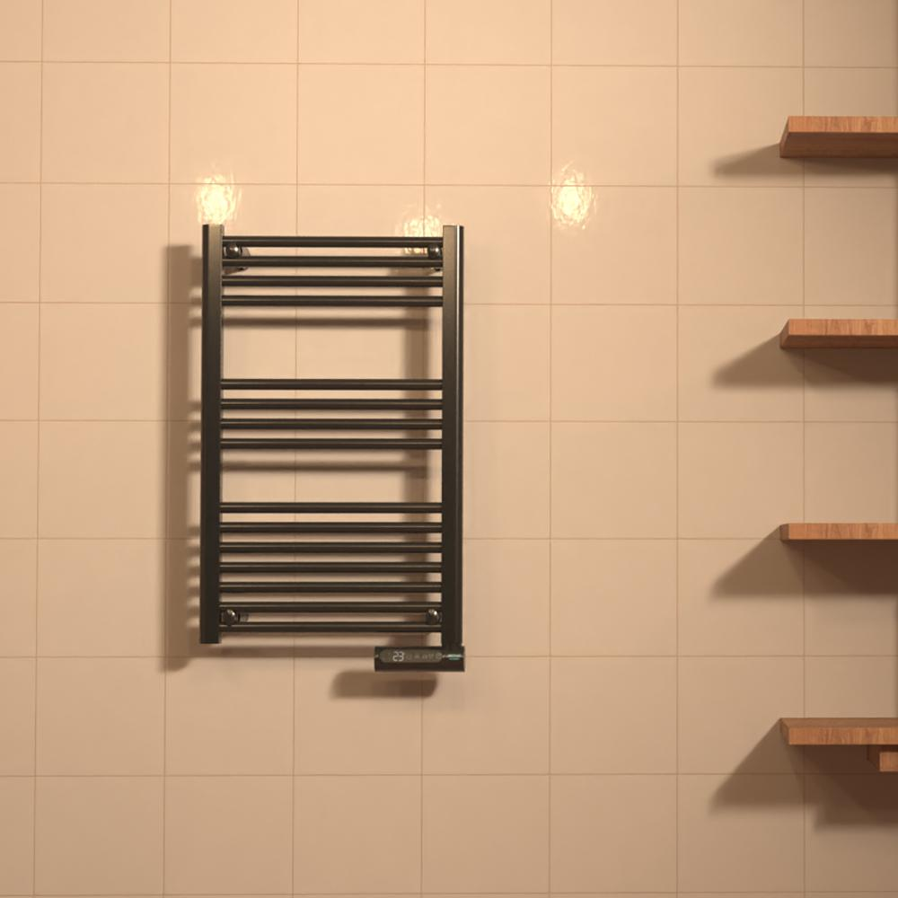Un toallero oscuro cuelga en una pared alicatada junto a tres estantes de madera.