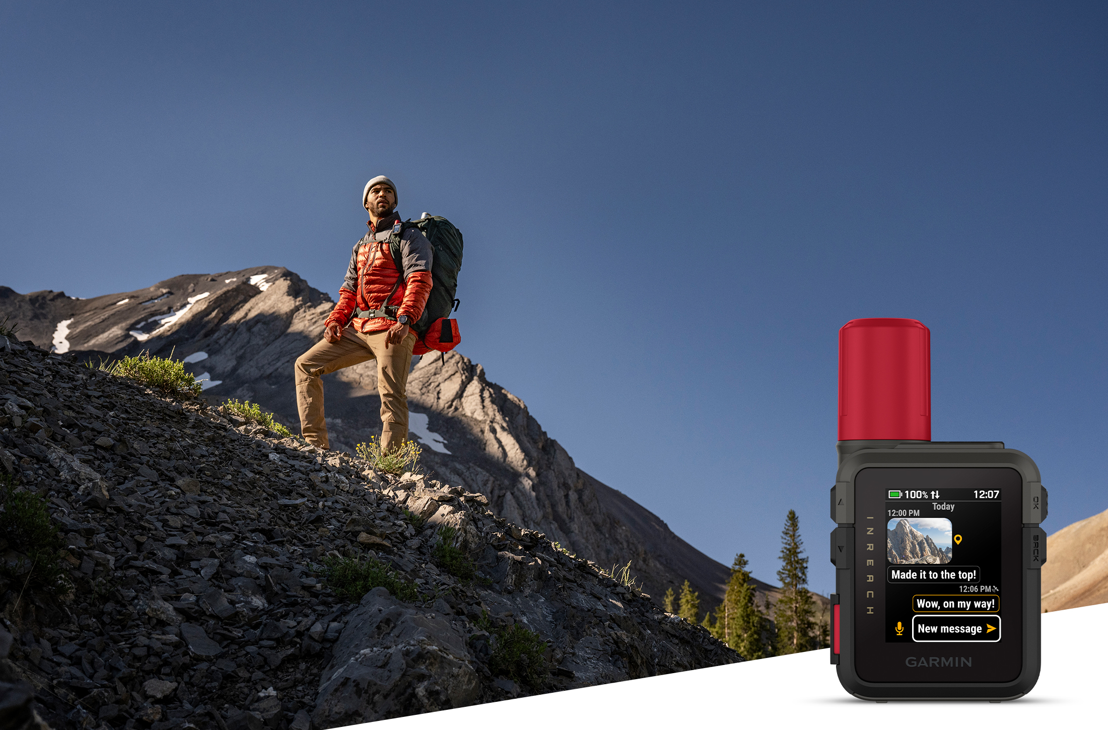 Escursionista su un pendio roccioso con montagne sullo sfondo. Un dispositivo Garmin InReach in primo piano.
