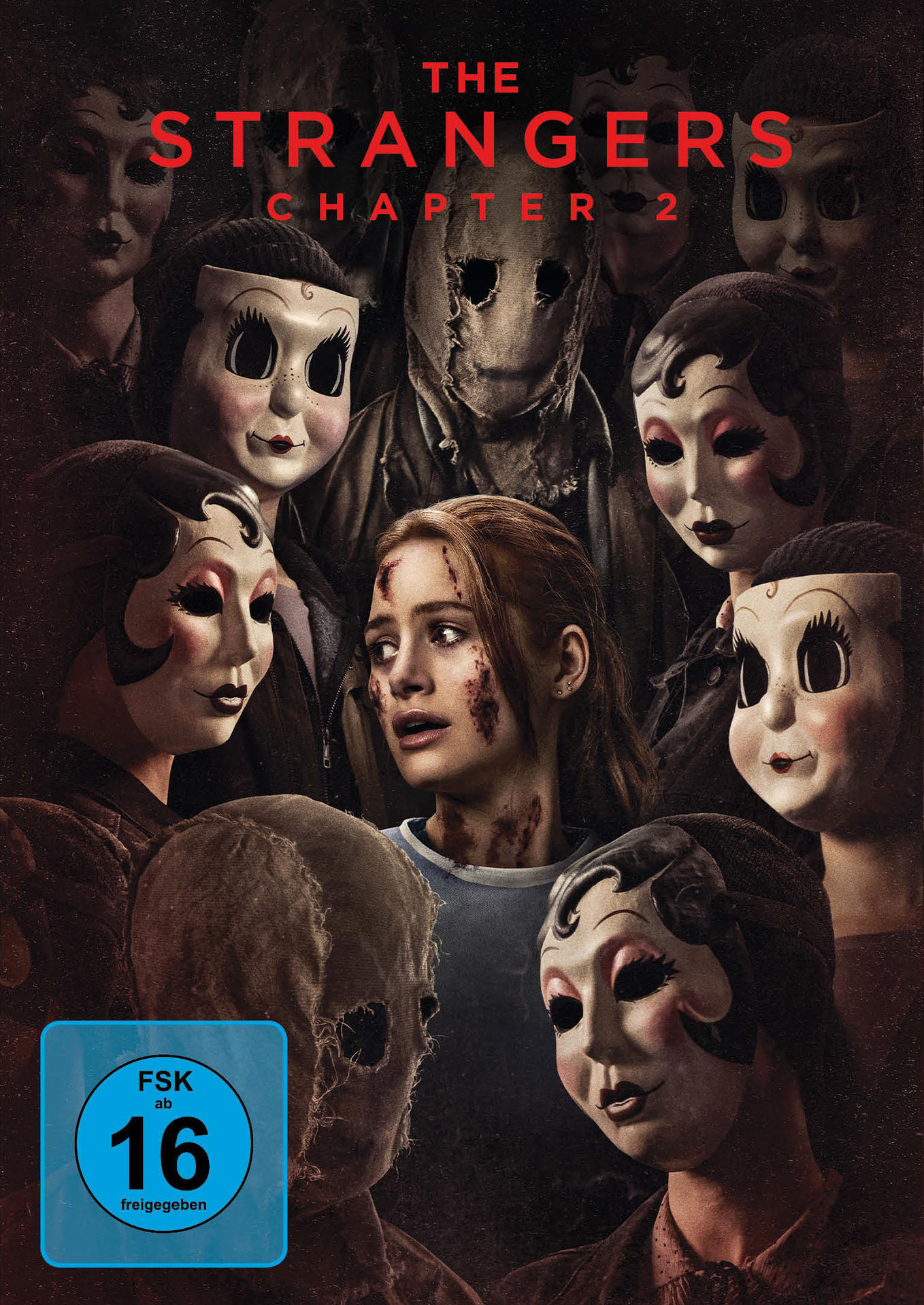 Eine Frau mit blutigen Wunden ist von maskierten Gestalten umgeben. Text: „The Strangers Chapter 2“.