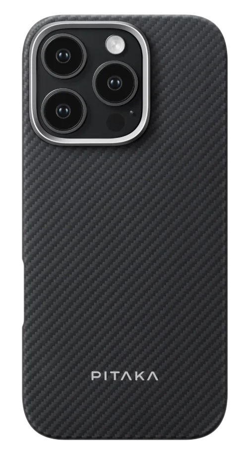 Czarne etui na iPhone z fakturą włókna węglowego i potrójnym obiektywem.