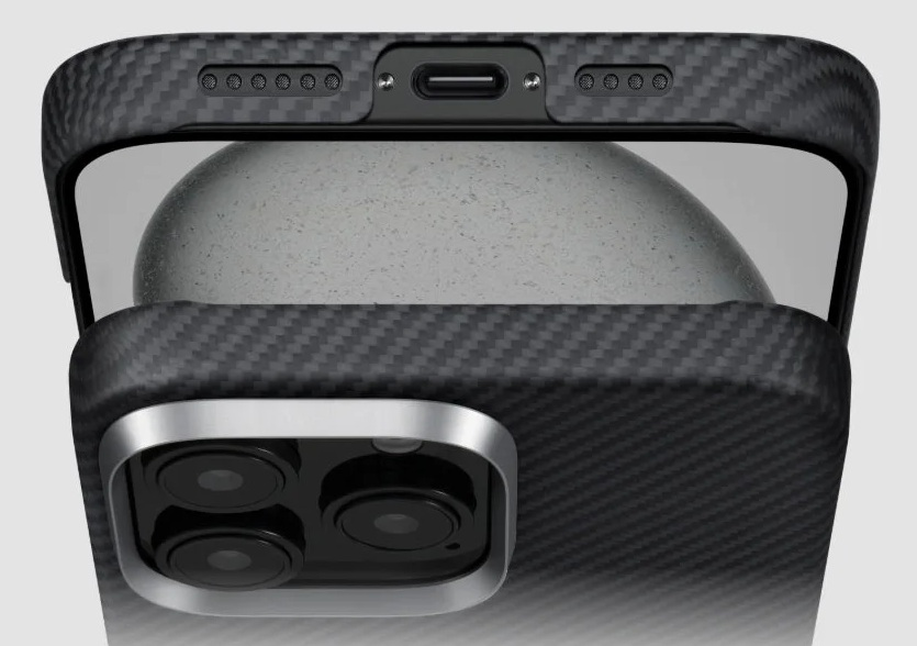 Zbliżenie na etui na telefon z włókna węglowego, pokazujące moduł aparatu i port ładowania.