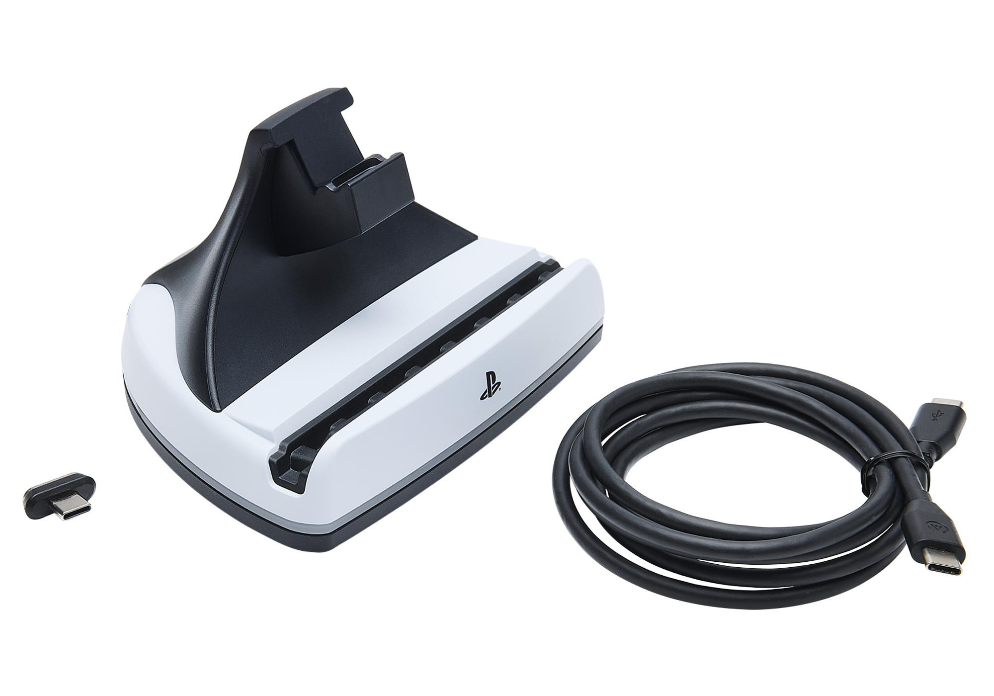 Beyaz ve siyah PlayStation şarj istasyonu, USB-C kablosu ve adaptörü beyaz zeminde.