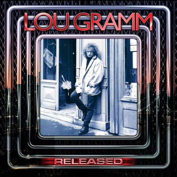 Lou Gramm steht vor einem Geschäft, trägt eine helle Jacke und dunkle Hosen.