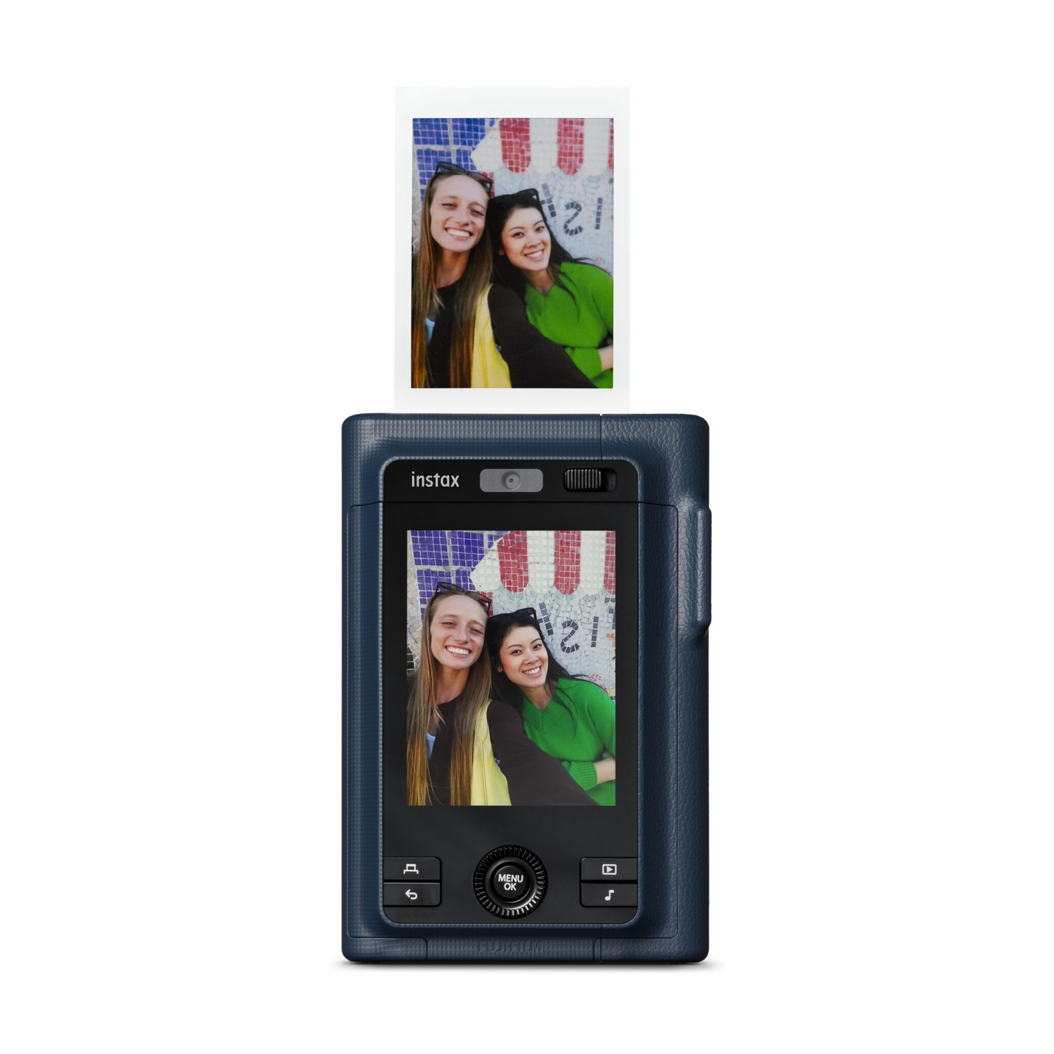 Due donne sorridenti su una foto polaroid scattata da una fotocamera blu.