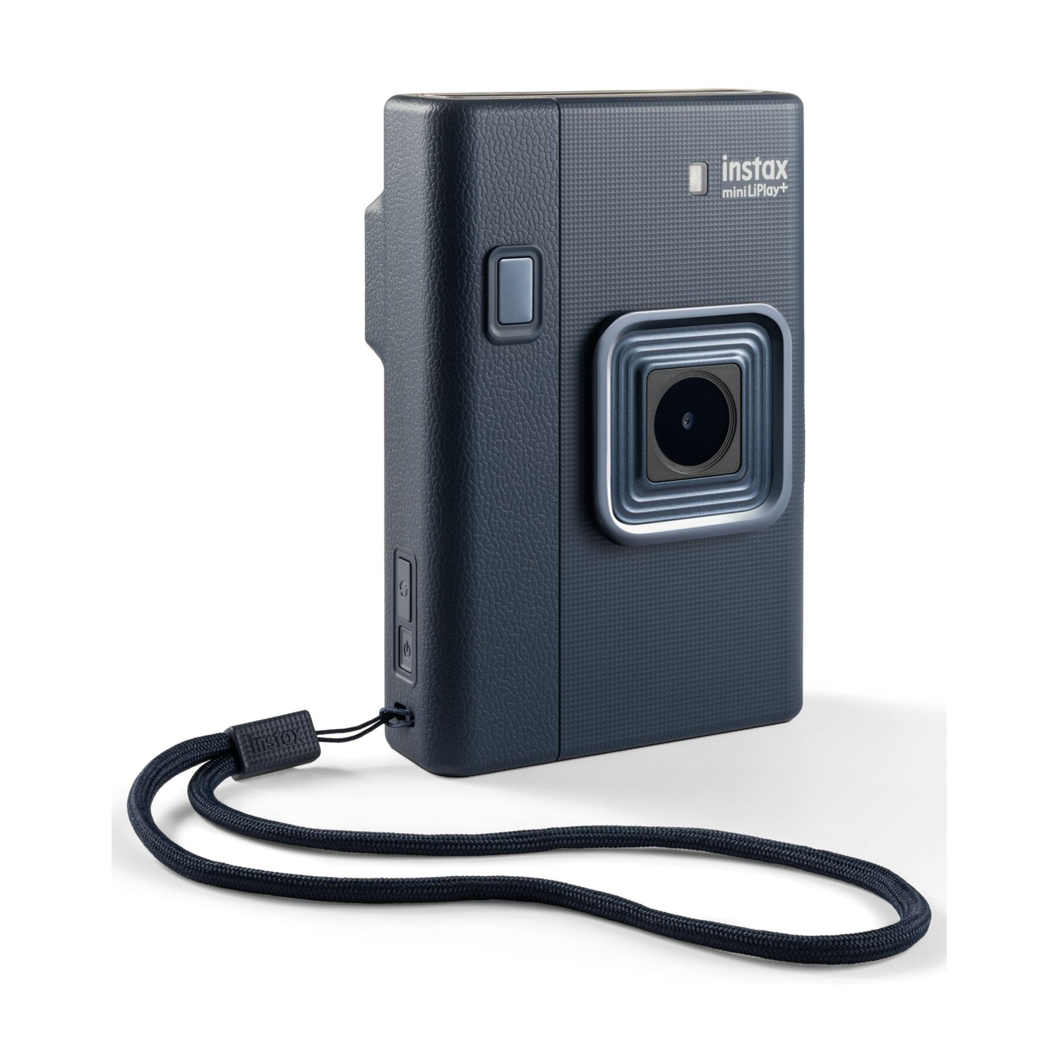 Fotocamera Instax mini LiPlay+ blu scuro con cinturino da polso nero. Fronte con obiettivo e marchio.