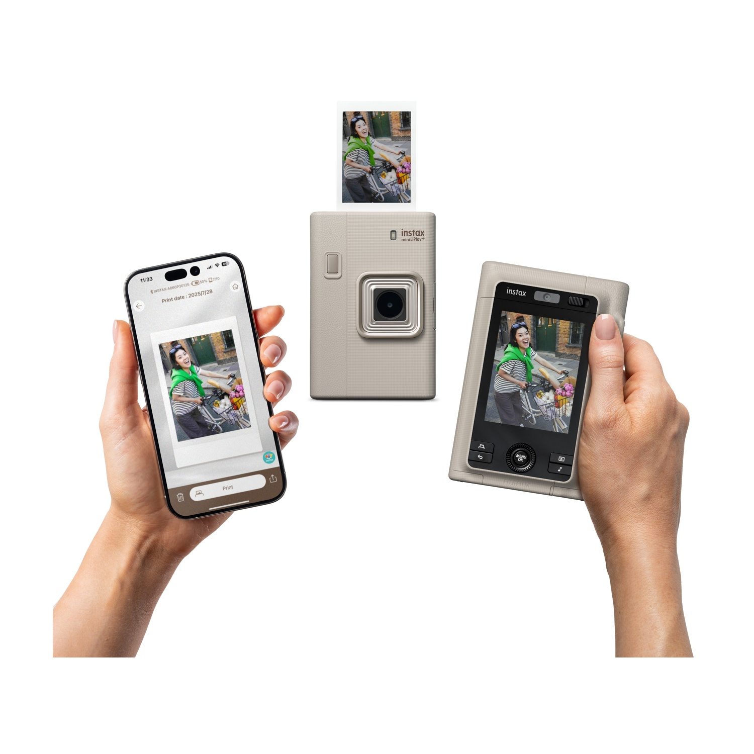 Uno smartphone, una fotocamera e una stampa fotografica sono disposti su sfondo bianco.