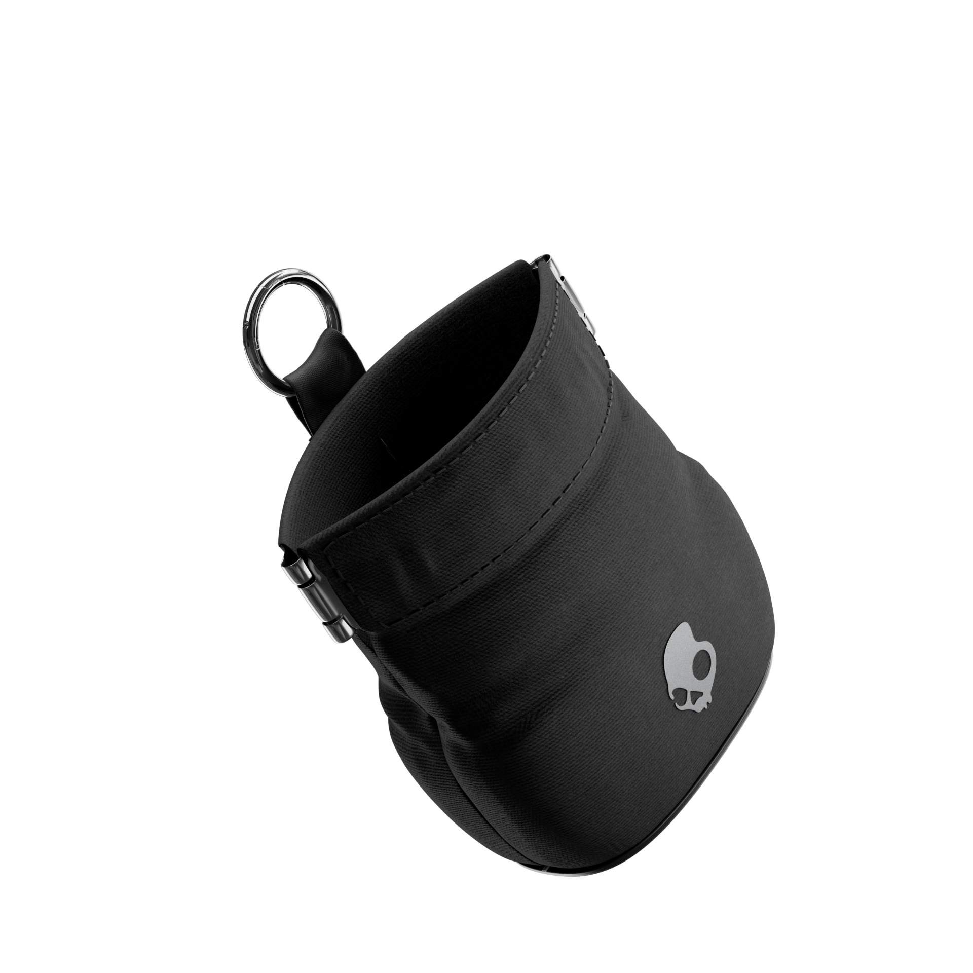 Schwarze Tasche mit Totenkopf-Logo und Schlüsselring, freigestellt.