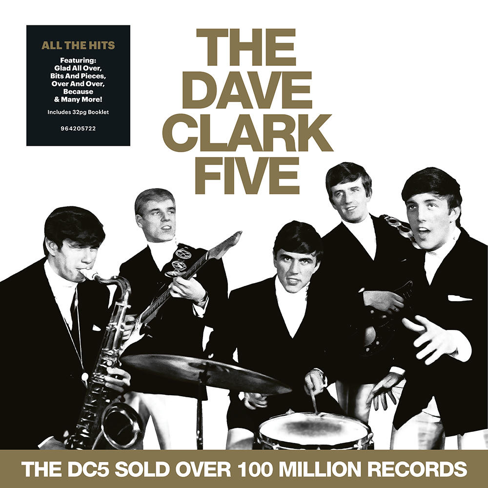Die Dave Clark Five Band posierte in Anzügen. Einer spielt Saxophon, ein anderer Gitarre, einer Schlagzeug.