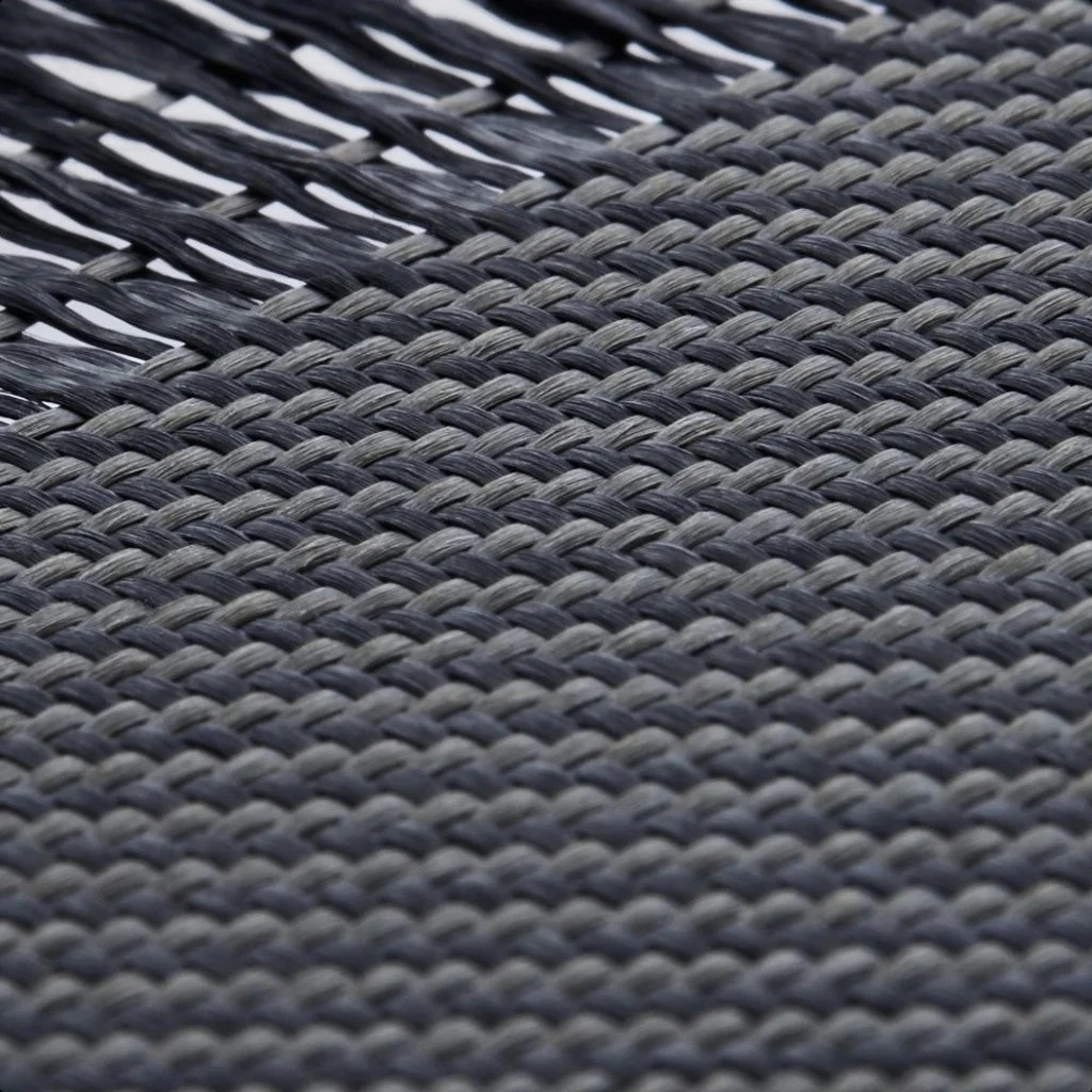 Zbliżenie ciemnoszarego i jasnoszarego materiału tkanego we wzór warkocza.