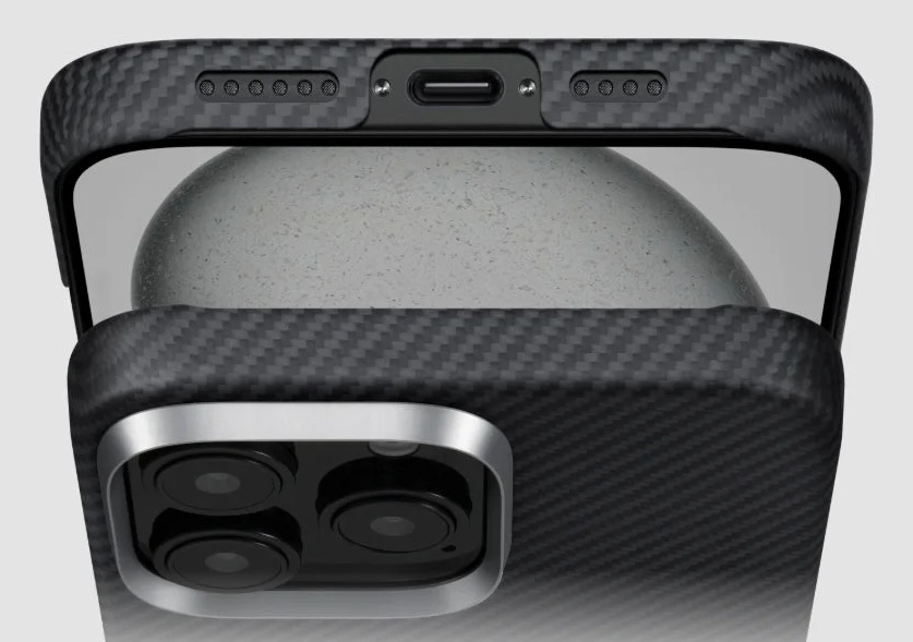 Zbliżenie czarnej obudowy telefonu z włókna węglowego pokazującej kamery i port ładowania.