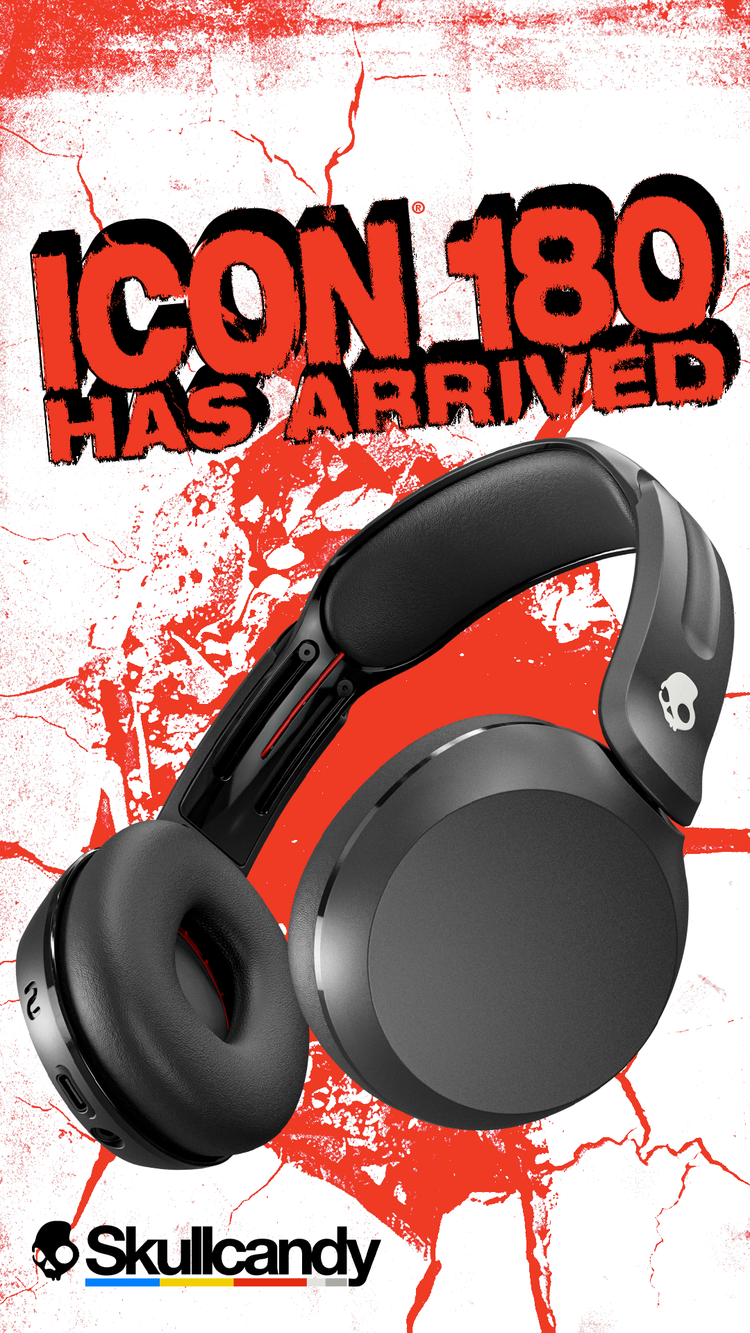 Schwarze Skullcandy Kopfhörer mit rotem und weißem Grunge-Hintergrund. Text: ICON 180 HAS ARRIVED.