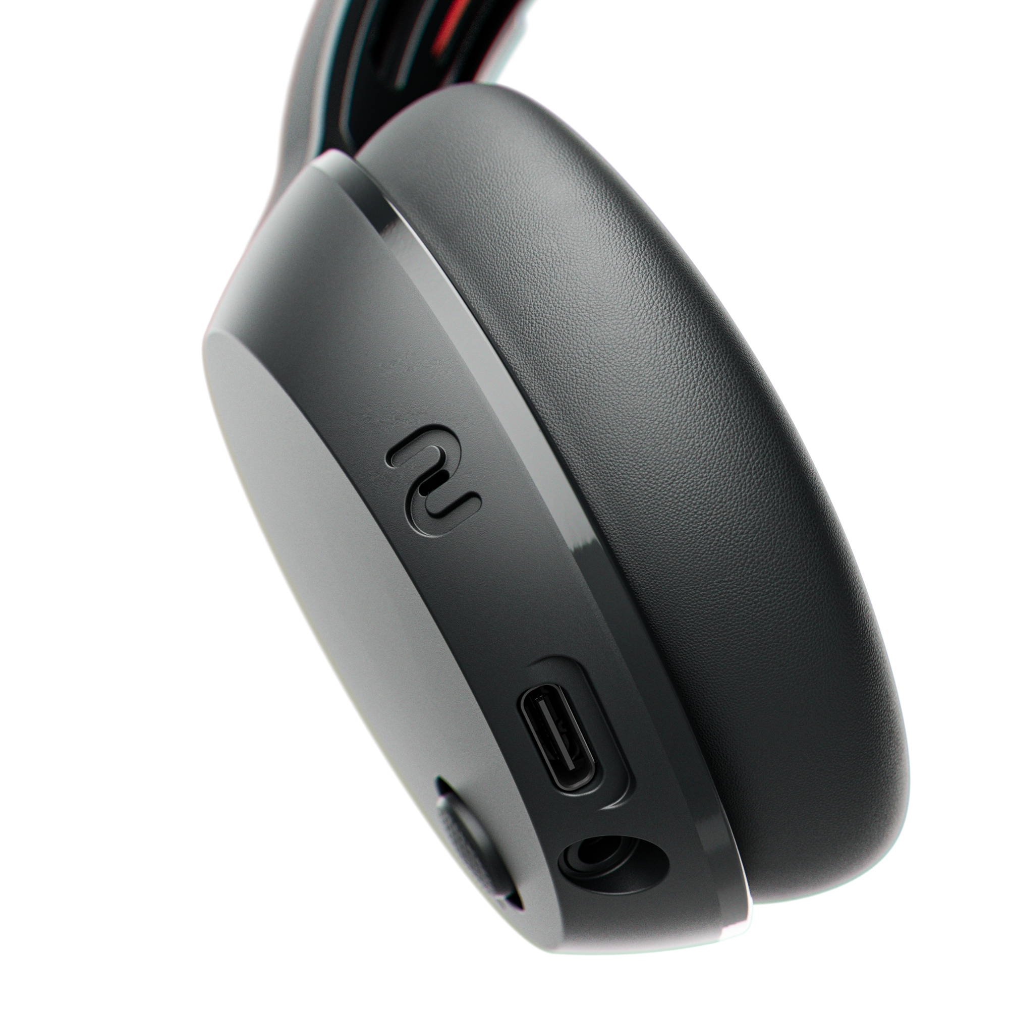 Nahaufnahme von schwarzen Kopfhörern mit USB-C-Anschluss und Logo.