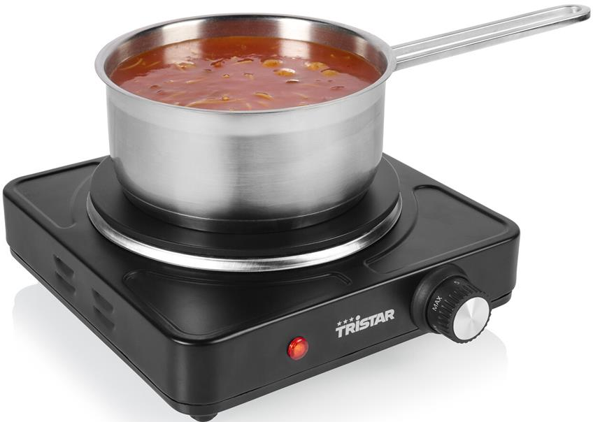 Casserole de sauce rouge sur une plaque chauffante électrique noire avec voyant rouge et bouton.