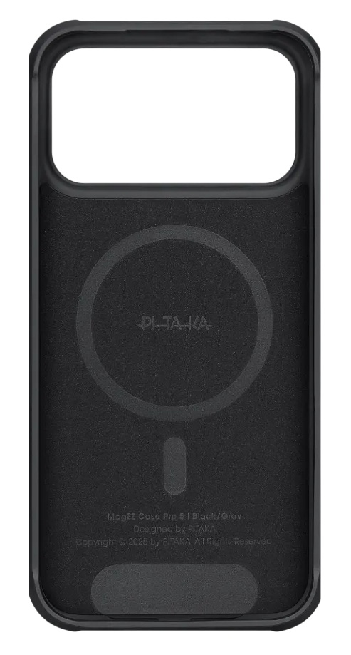 Wnętrze czarnego etui na telefon z logo PITAKA, pierścieniem magnetycznym i tekstem.
