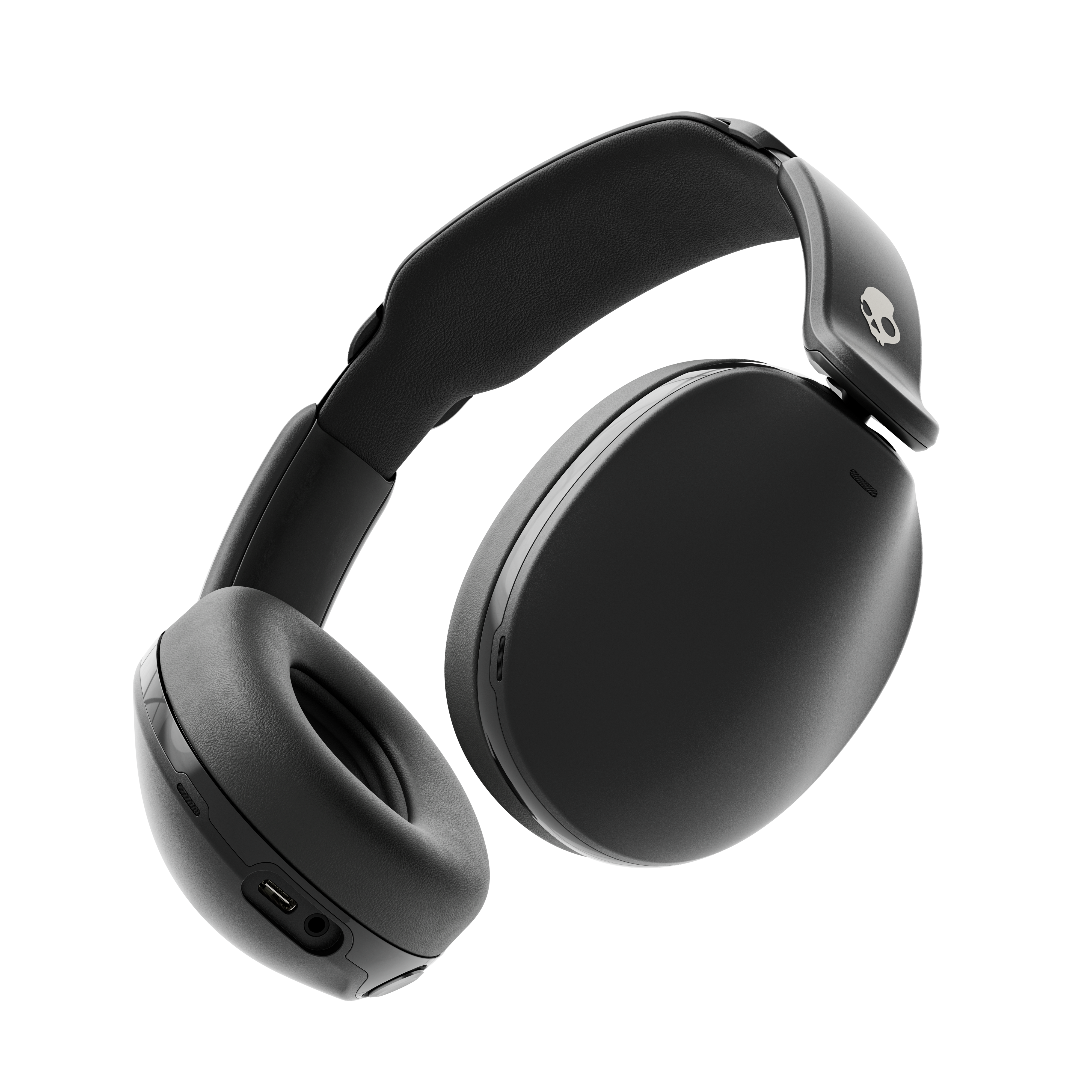 Schwarze Over-Ear-Kopfhörer mit Totenkopf-Logo am Bügel, isoliert auf Schwarz.