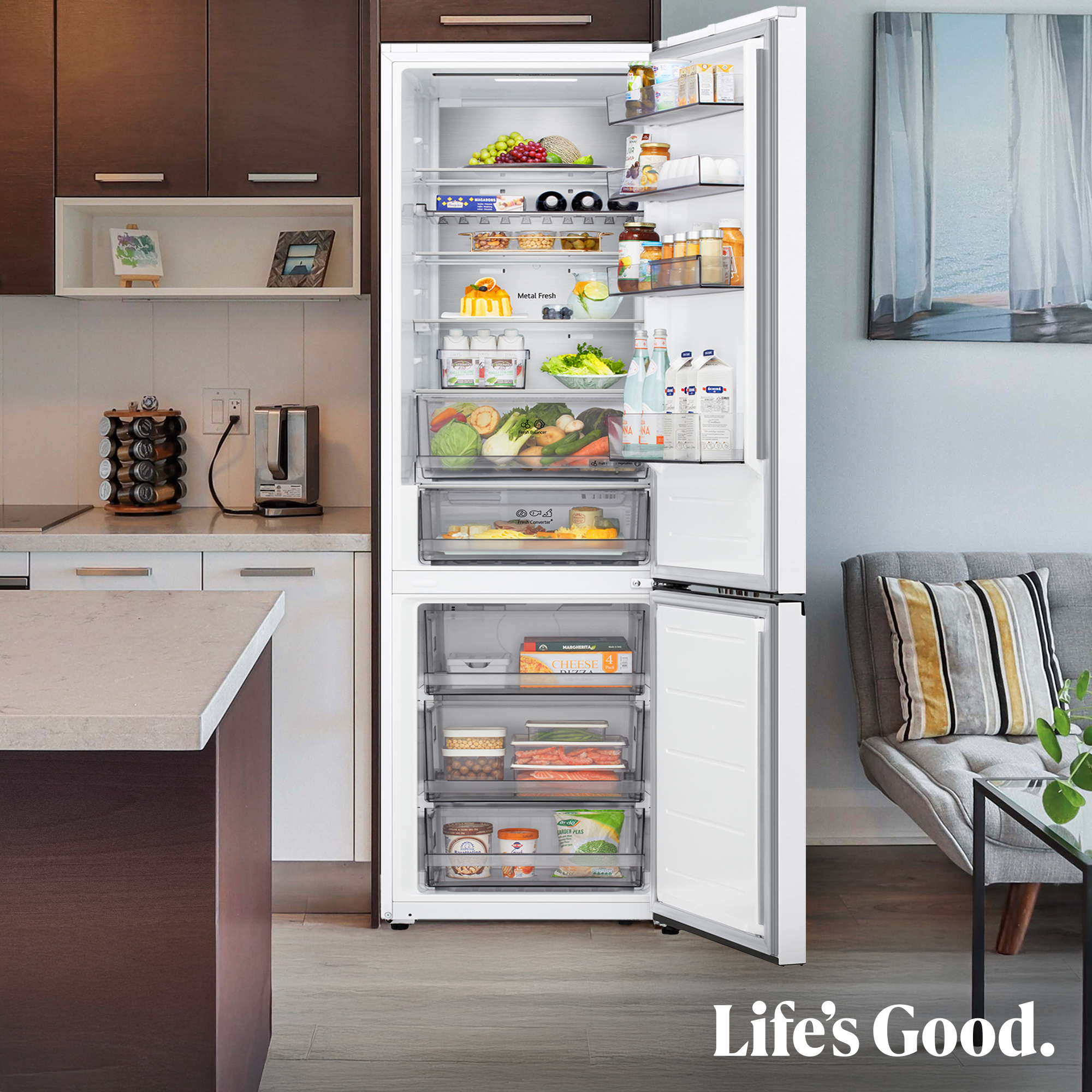 Un refrigerador abierto lleno de comida, incluyendo productos, bebidas y artículos congelados.