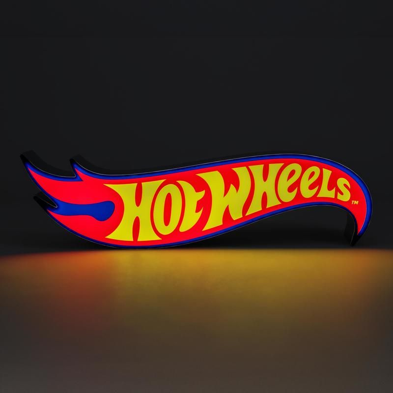 Hot Wheels logó sárga felirattal, piros lángformán, kék kerettel.