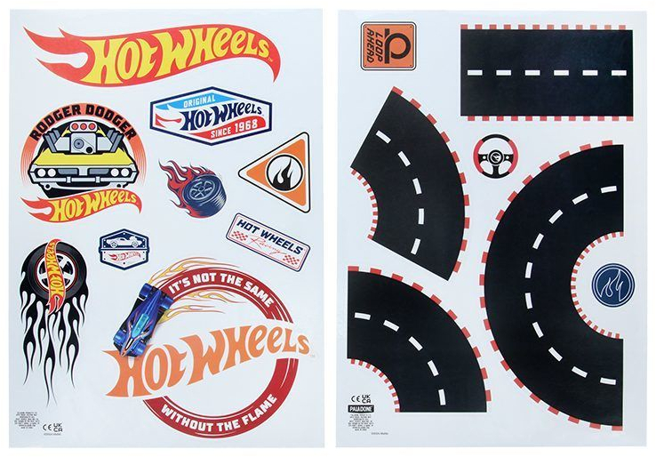 Hot Wheels matricák autókkal, versenypályákkal és logókkal fehér háttéren.