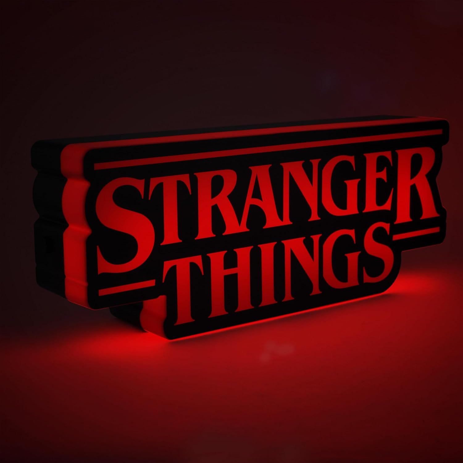 A Stranger Things logó vörösen világít sötét háttér előtt.