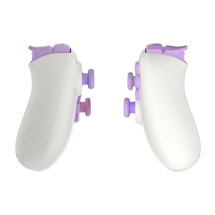 Dwa białe kontrolery z fioletowymi przyciskami i joystickami na białym tle.