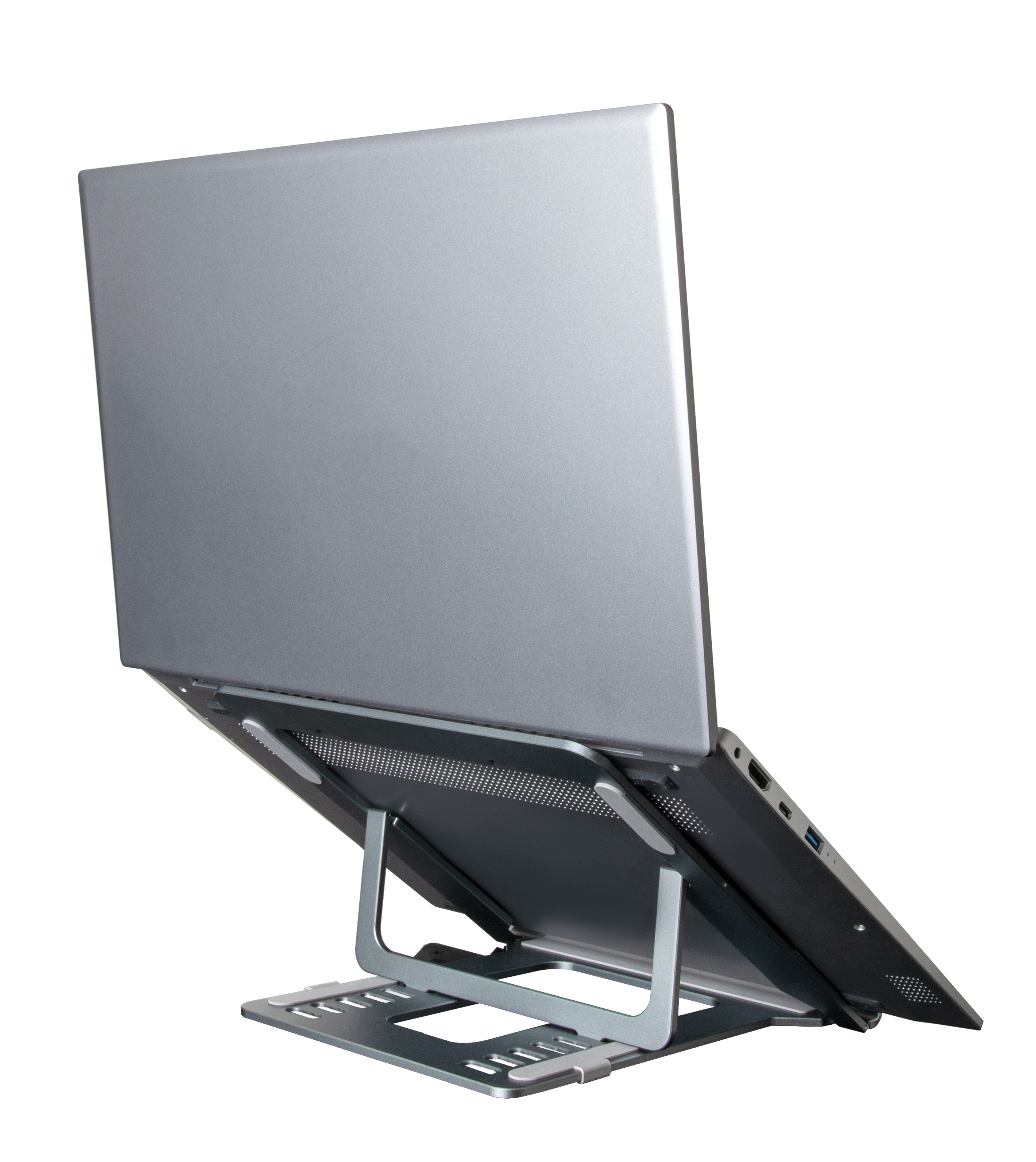 Ein silberner Laptop steht auf einem Metallständer vor schwarzem Hintergrund.
