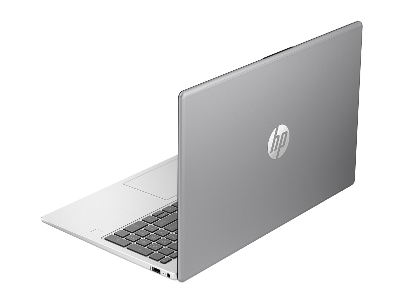 Egy ezüst HP laptop nyitott fedéllel, billentyűzettel és érintőpaddal.