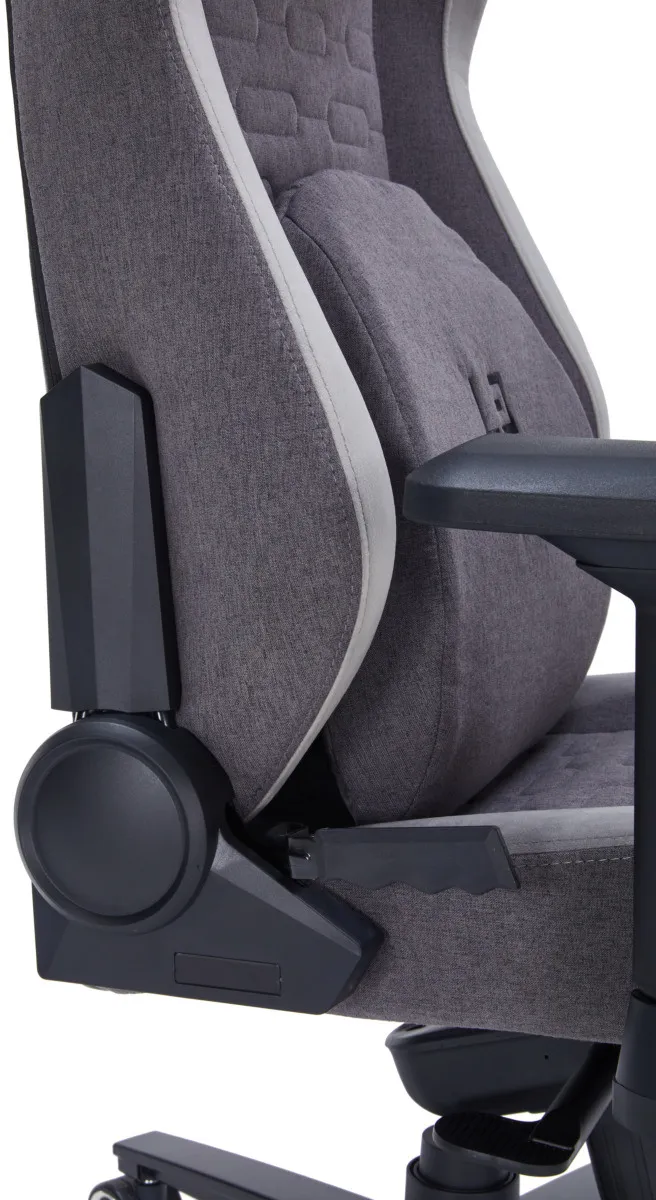 Primo piano di una sedia da gaming in tessuto grigio con supporto lombare e braccioli neri.
