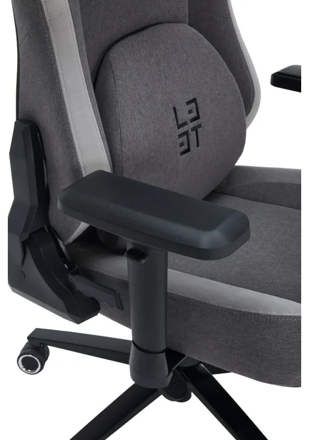 Gros plan d'un fauteuil gamer gris avec accoudoirs noirs et un coussin lombaire logo.