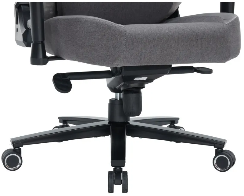 Gros plan de la base d'une chaise de bureau grise en tissu avec roulettes et leviers noirs.