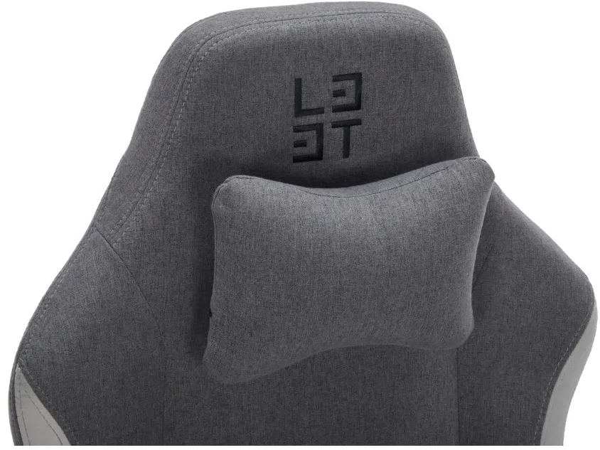 Chaise de jeu grise avec oreiller et logo noir sur l'appuie-tête.
