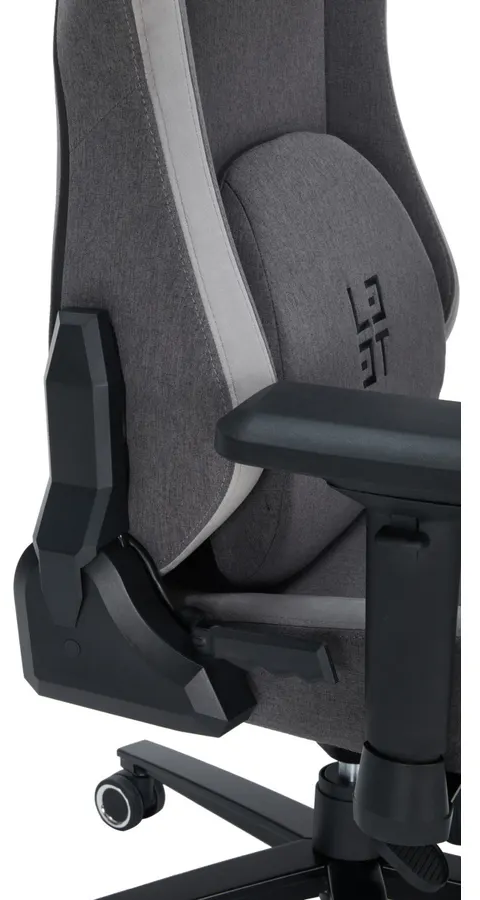 Gros plan d'une chaise gaming grise avec des accents noirs et un coussin lombaire.