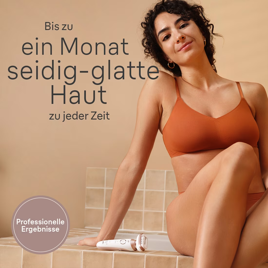Frau in orangefarbener Lingerie sitzt an einer Badewanne mit Epilierer. Text betont glatte Haut.
