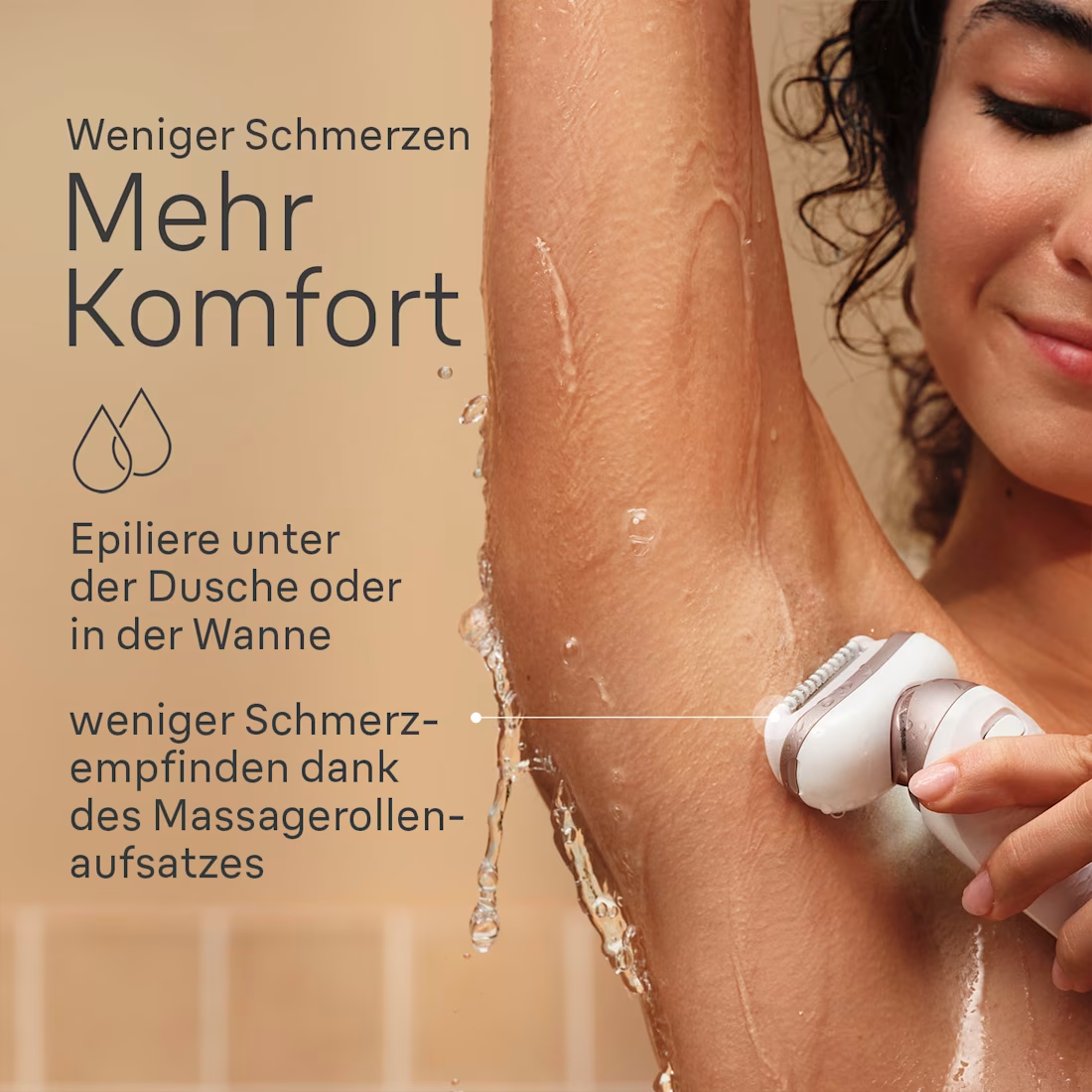 Frau epiliert Achseln in der Dusche mit einem weiß-roségoldenen Epilierer.